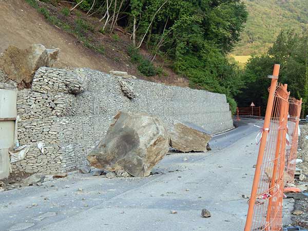 Abbattimento-demolizioni-con-martinetti