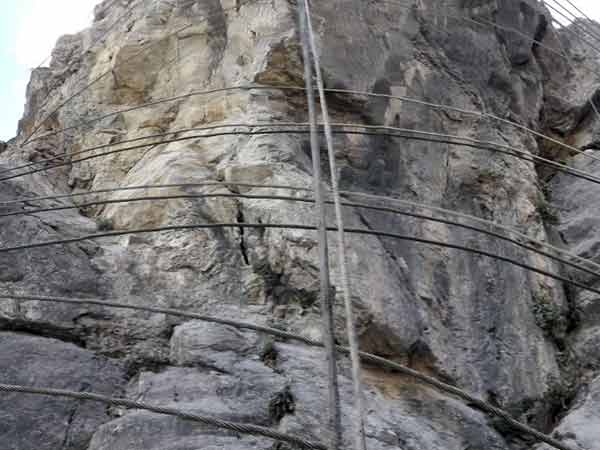 Rivestimento-pareti-rocciose-con-reti-metalliche